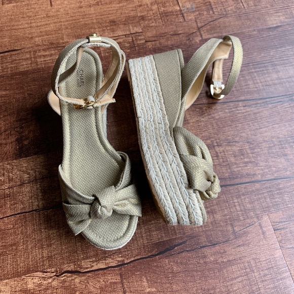 Michael Kors textured gold opentoe platform sandal - Picture 2 of 8